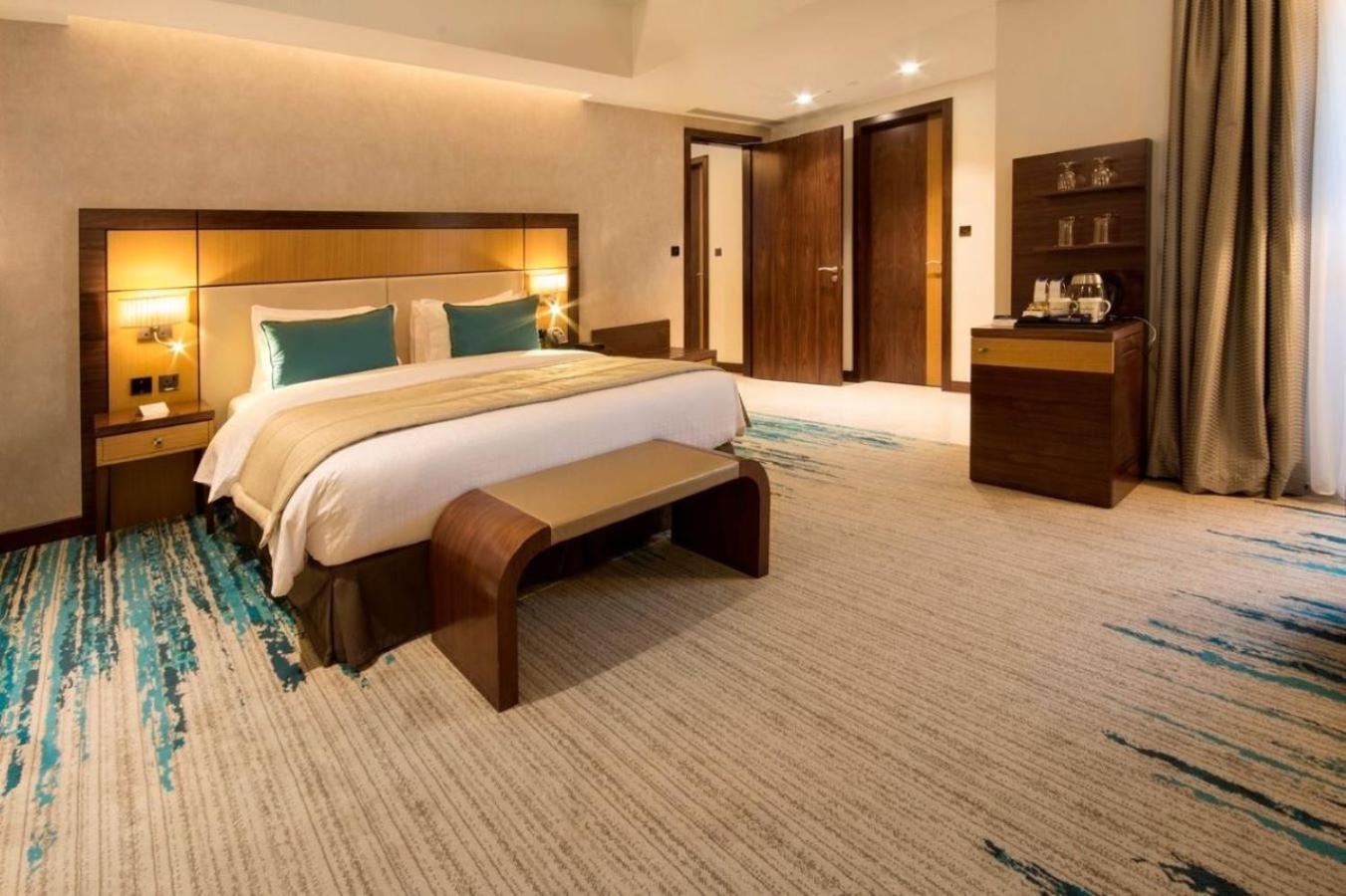 Golden Tulip Media Hotel Dubai Esterno foto