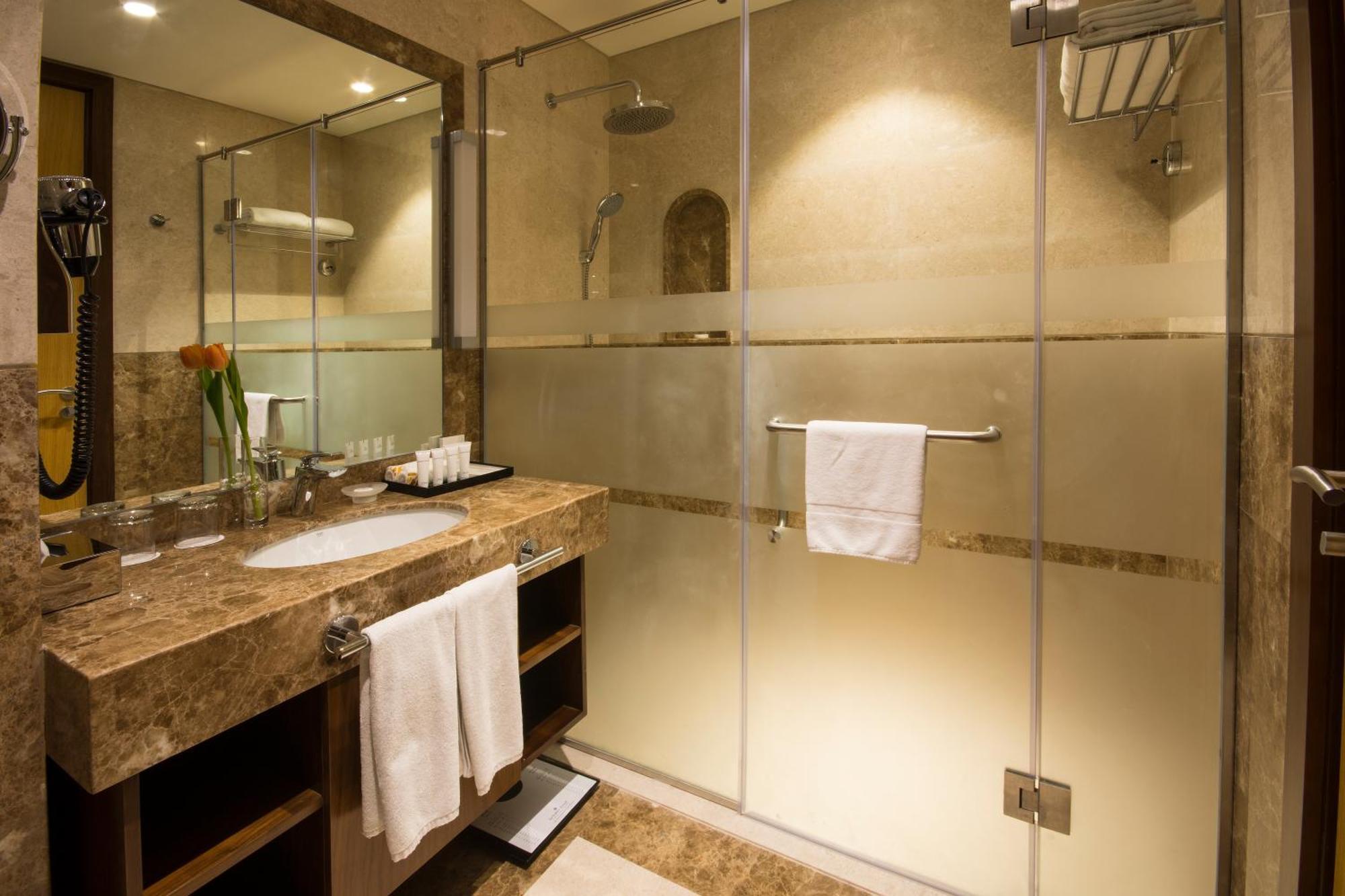 Golden Tulip Media Hotel Dubai Esterno foto