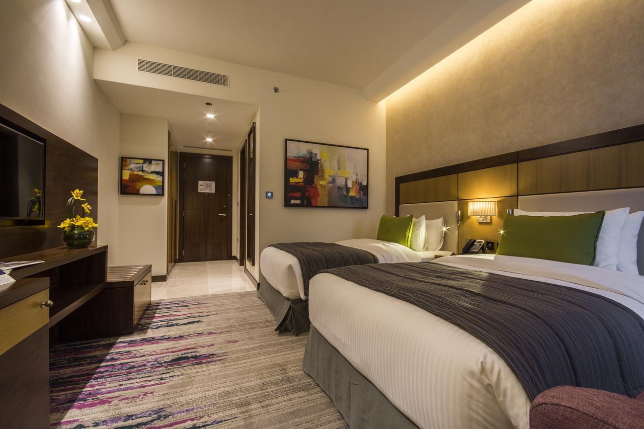 Golden Tulip Media Hotel Dubai Esterno foto