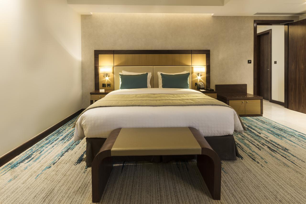 Golden Tulip Media Hotel Dubai Esterno foto
