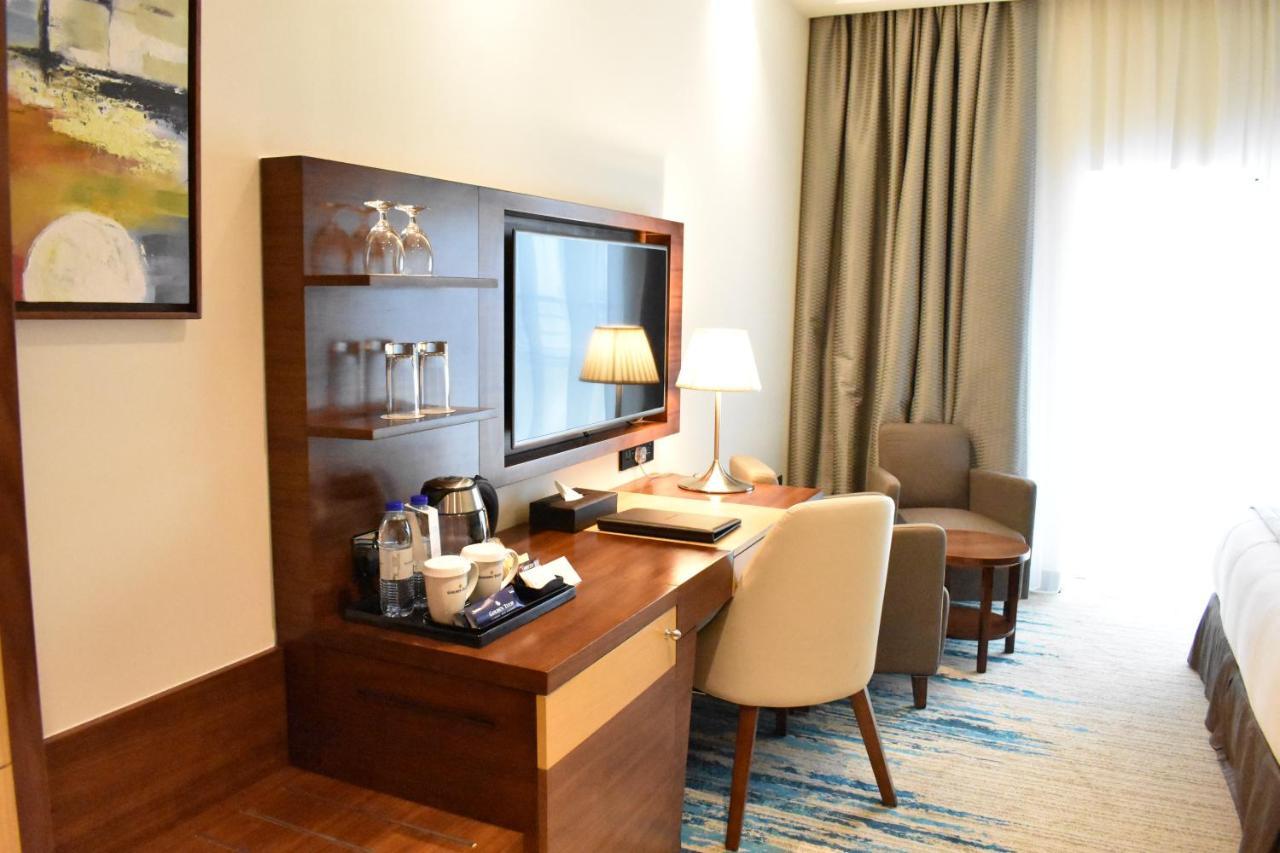 Golden Tulip Media Hotel Dubai Esterno foto