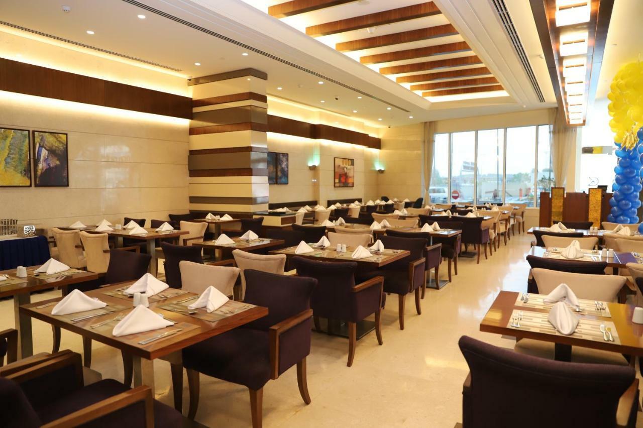 Golden Tulip Media Hotel Dubai Esterno foto
