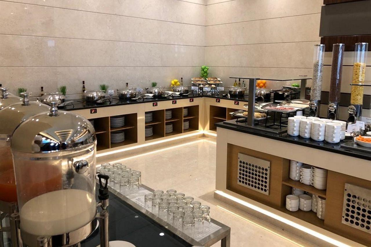 Golden Tulip Media Hotel Dubai Esterno foto